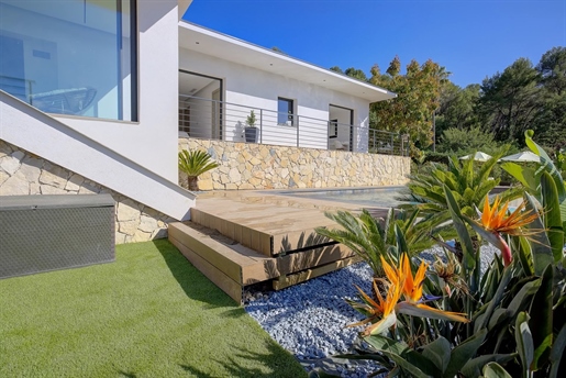 Moderne villa in een rustige omgeving met vrij uitzicht