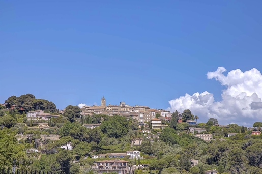 Mougins - Stone property to renovate in a gated estate