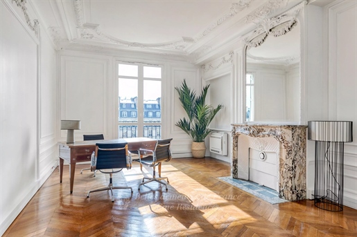 Paris 17th District – A 300 sqm apartment bathed in sunshine