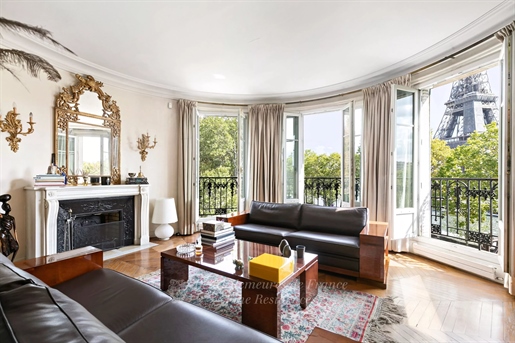 Paris 16th District - Un apartament excepțional cu 3 paturi, bucurându-se de vederi uimitoare