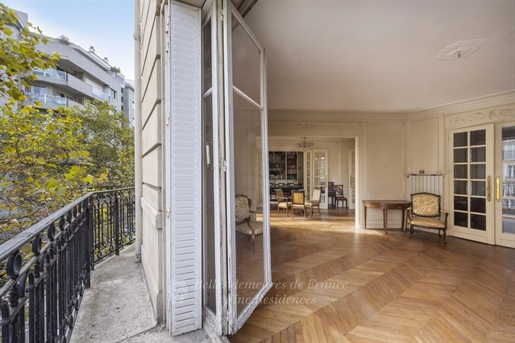 Parijs 16e arrondissement – Een gezinsappartement met 6 slaapkamers en een balkon