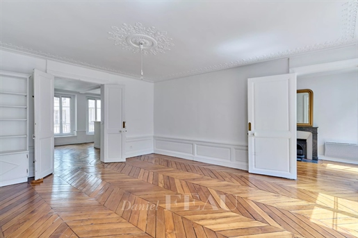 Paris 6th District – A superb 3-bed apartment