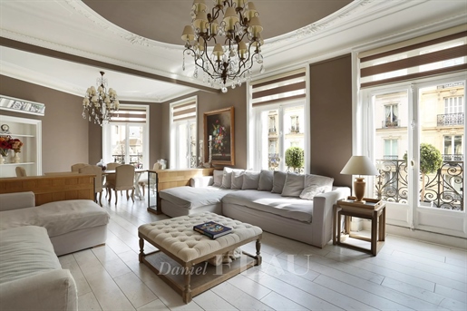 Paris 6th District – A tastefully renovated three-bed apartment.