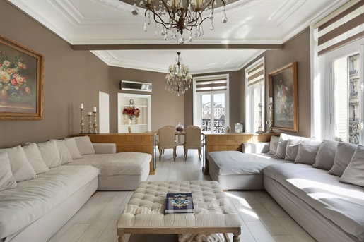 Parijs 6e arrondissement – Een smaakvol gerenoveerd appartement met drie slaapkamers.