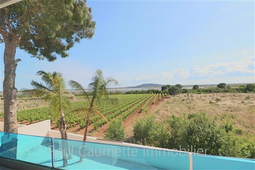 Exceptional villa with panoramic views of the nature reserve
