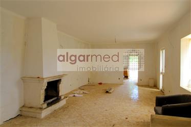 Algarve - Alcantarilha - House to renovate, overlooking the Amendoeiras Golf
