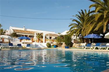 Algarve - Lagos - Quinta encantadora para venda com 113.200 m2 de terreno e várias pequenas casas