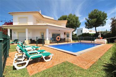 Algarve - Albufeira - Moradia V3 para venda, com piscina e jardins, na Quinta da Balaia