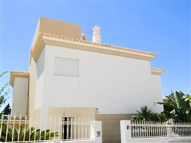 Algarve - Albufeira - Villa de 4 chambres à vendre, avec piscine et garage pour plusieurs véhicules