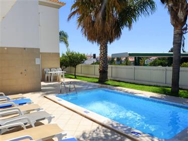 Algarve - Albufeira - Moradia V4 para venda, com piscina e garagem para várias viaturas