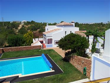 Algarve - Ferragudo - Villa T8 para venda com fantásticos jardins, piscina, spa e garagem.