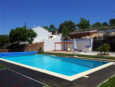 Algarve à Ferragudo – En vente, villa 8 chambres-à-coucher avec piscine, spa, jardins et garage, sit