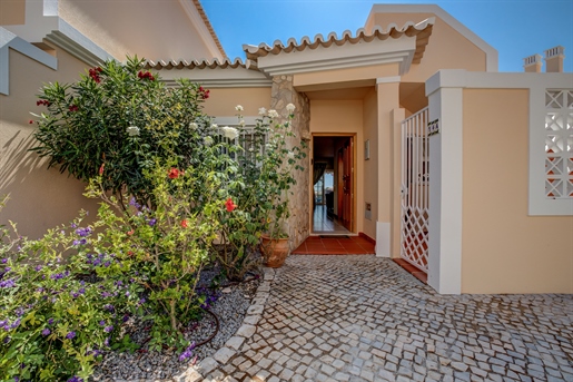 Immaculate 2-Bedroom House with Stunning Views in Carvoeiro