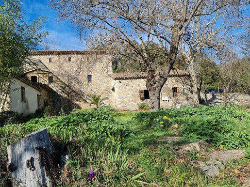 Maison de hameau en pierre (intérieur à rénover) au calme absolu avec terrasse, un chai de 100m2 sur