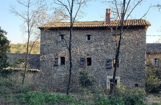 Stone hamlet house (interior to be renovated) in absolute calm with terrace, a cellar of 100m2 on t