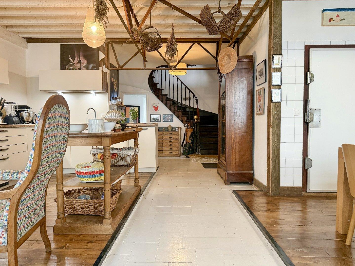 Élégante maison de village dans une bourgade historique animée