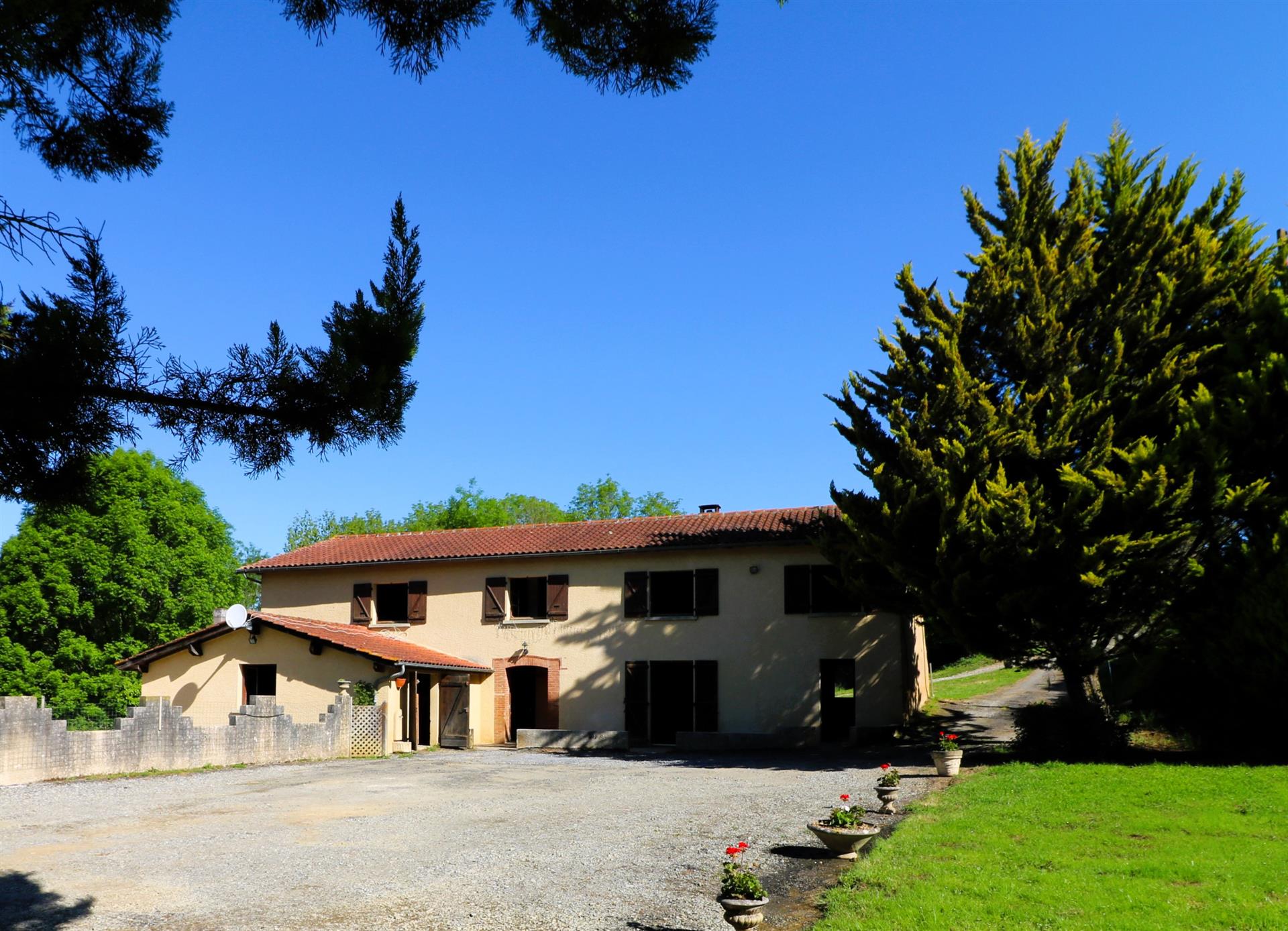 Agricultural estate with Old Farm, outbuildings, 18ha of land