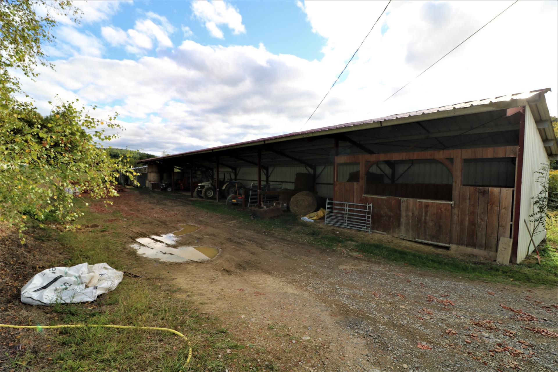 Agricultural estate with Old Farm, outbuildings, 18ha of land
