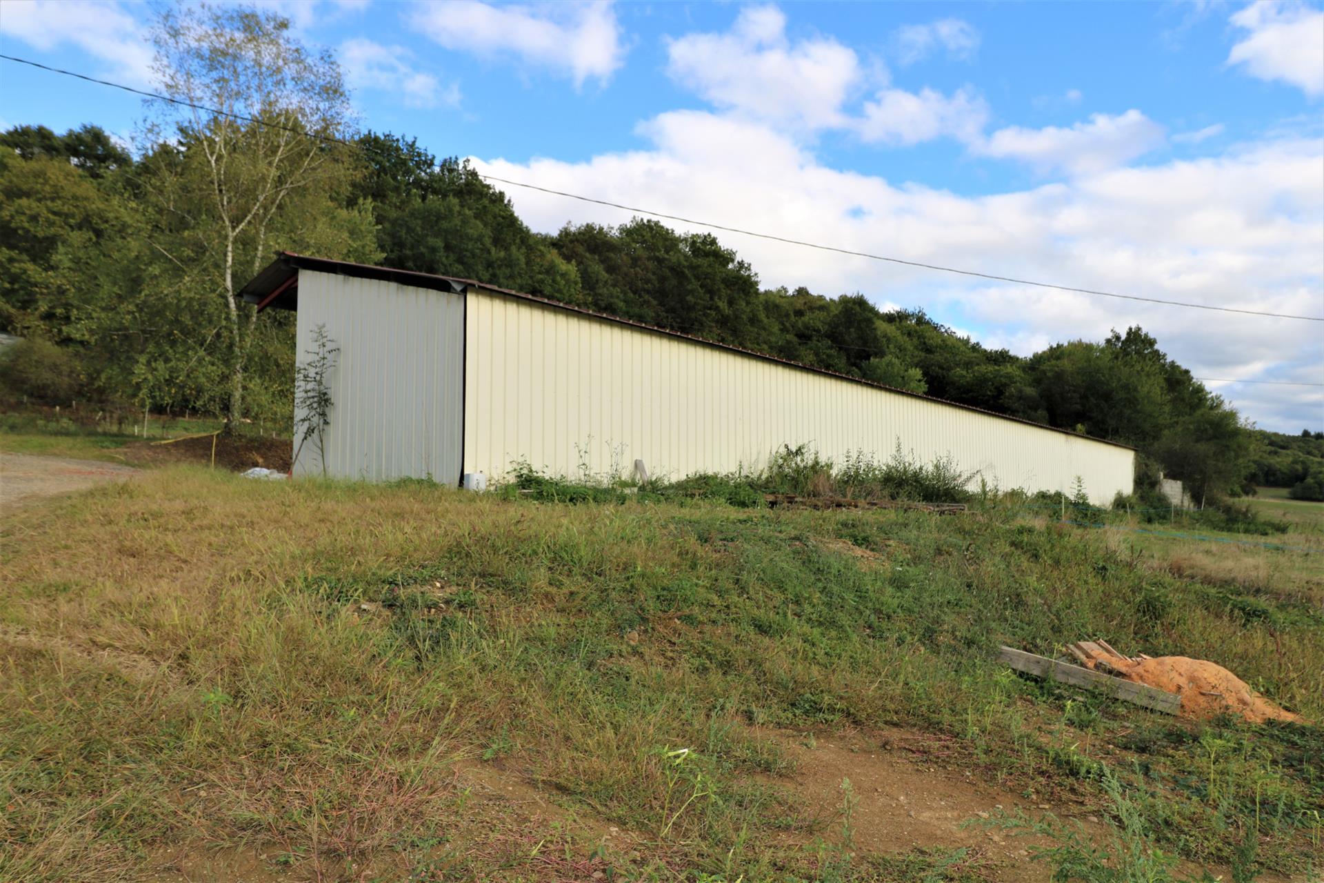Agricultural estate with Old Farm, outbuildings, 18ha of land