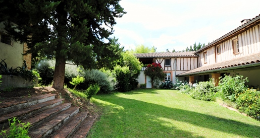 Authentique Ferme Ancienne avec Grandes Dépendances, terrain arboré fleuri sur 3.16ha de terrain