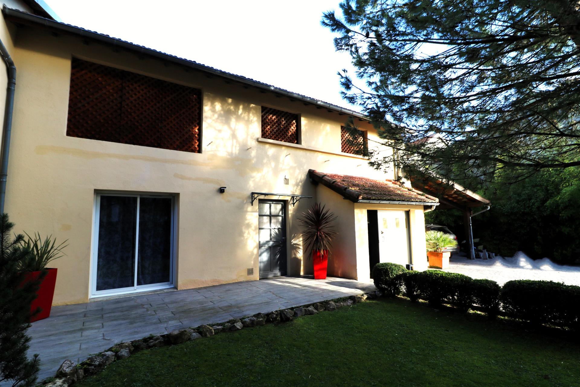 Exceptional Charming Residence in the City Center, landscaped garden, pretty outbuildings.