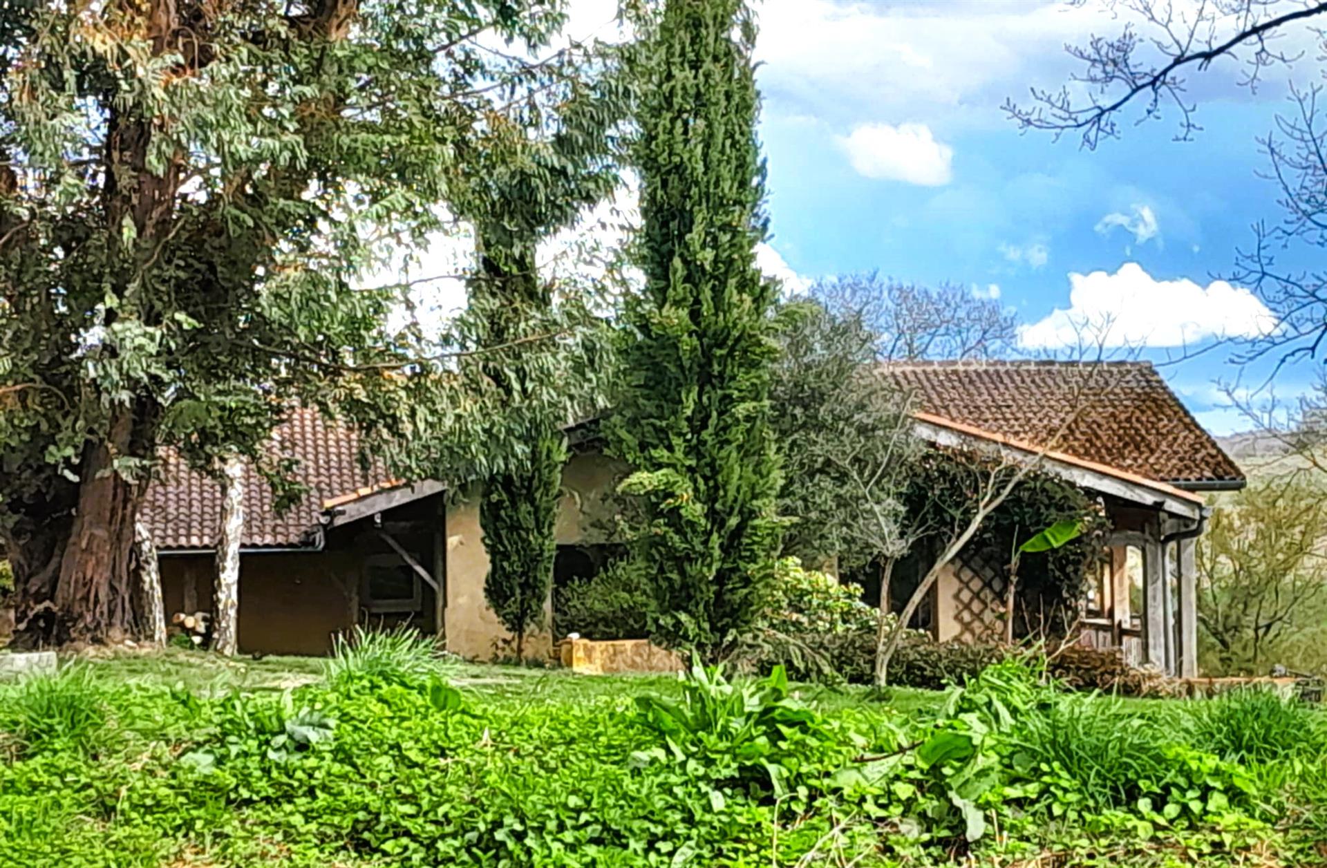 Propriedade várias habitações + teatro, em 3,8ha