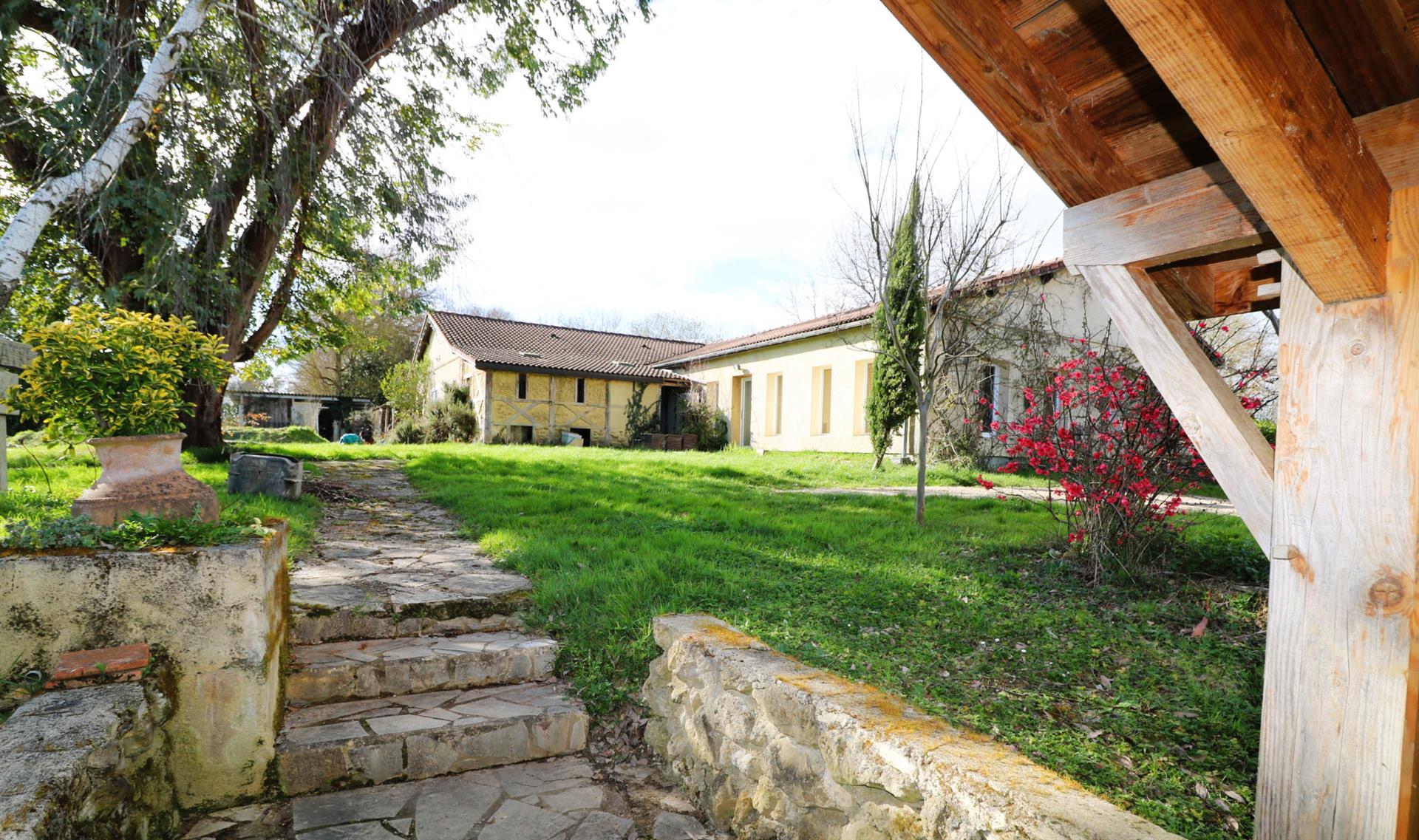Propriedade várias habitações + teatro, em 3,8ha