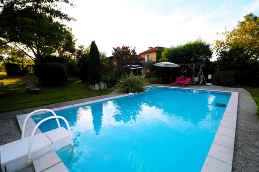 Magnificent, perfectly renovated farm, outbuildings, swimming pool, on 9800m2 of wooded land.