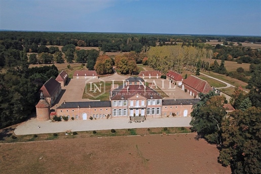 Raro Monumento Histórico château en venta en Bourbonnais.
