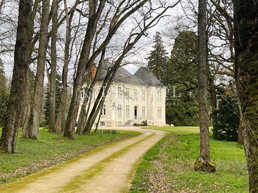 Volledig gerestaureerd 19e-eeuws kasteel op het kruispunt van de Vienne