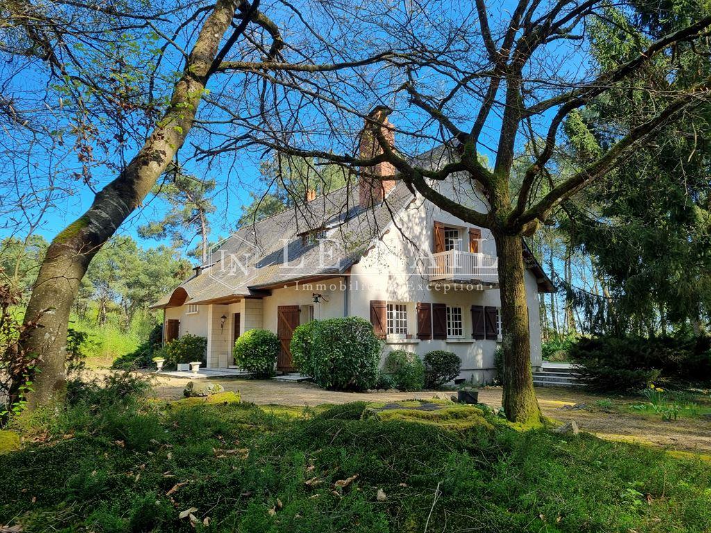 Maison contemporaine avec installations équestres sur 22 hectare