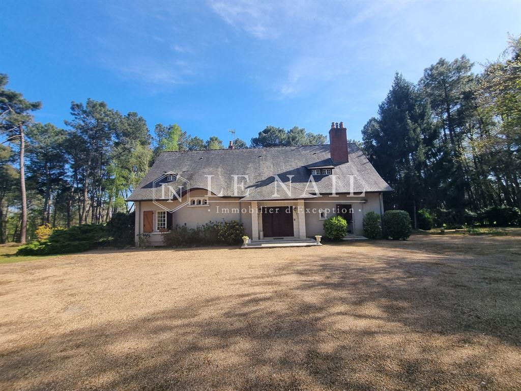 Maison contemporaine avec installations équestres sur 22 hectare