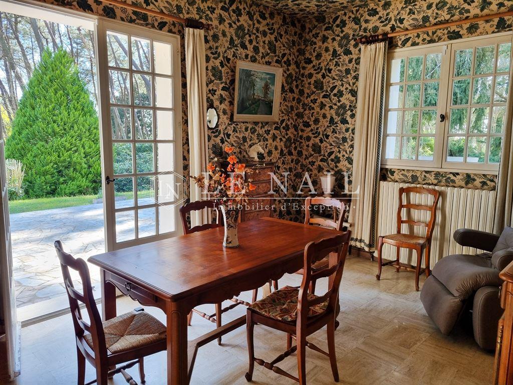 Maison contemporaine avec installations équestres sur 22 hectare