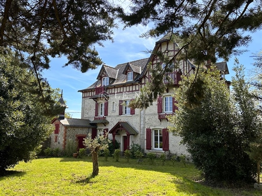Elegant manor house, less than 1 km from the sea, for sale