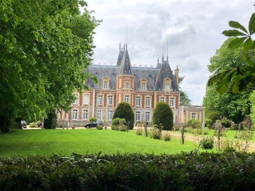 Beau château à vendre en Normandie.