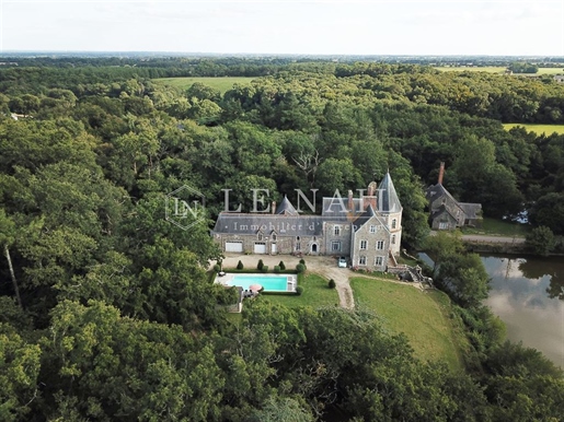 Schönes Anwesen am Rande eines Teiches in Loire Atlantique.