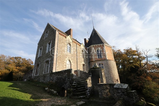 Schönes Anwesen am Rande eines Teiches in Loire Atlantique.