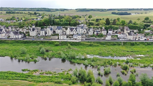 Bords De Loire : belle maison troglodyte du 15e siècle.
