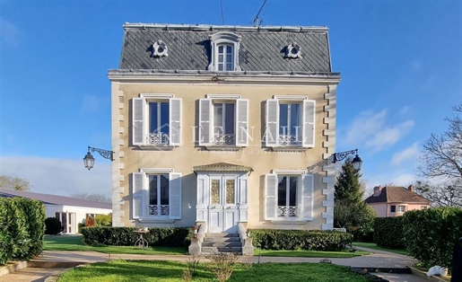 Elegant Mansion At The Gates Of The Mayenne