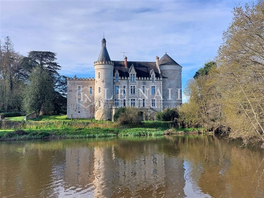 Château Du XIIe Remanié Au XIXe Dominant La Riviere
