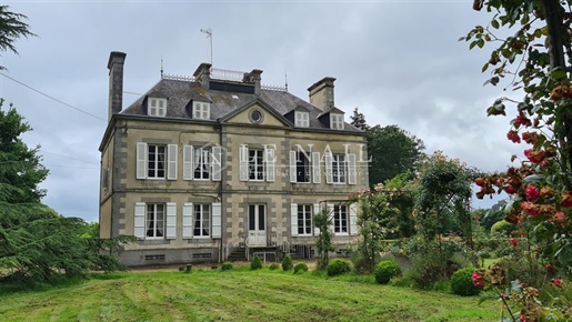 Schloss aus dem neunzehnten Jahrhundert in der Landschaft der Normandie