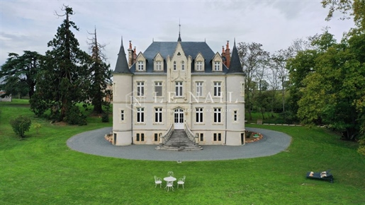 Joli château Néogothique en Auvergne.