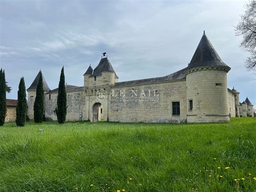 Weelderig achttiende-eeuws Ismh-kasteel, te koop
