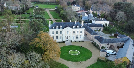 En Bord De Loire, Vente Château Prestigieux Du XVIIIème Sur 2ha,