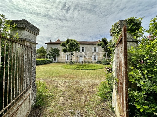 Charmantes kleines Schloss zum Verkauf im Herzen eines Dorfes in der Dordogne