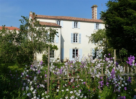 Large house in the heart of a charming town in Vendée (23 km from the sea)