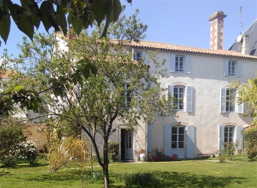 Large house in the heart of a charming town in Vendée (23 km from the sea)
