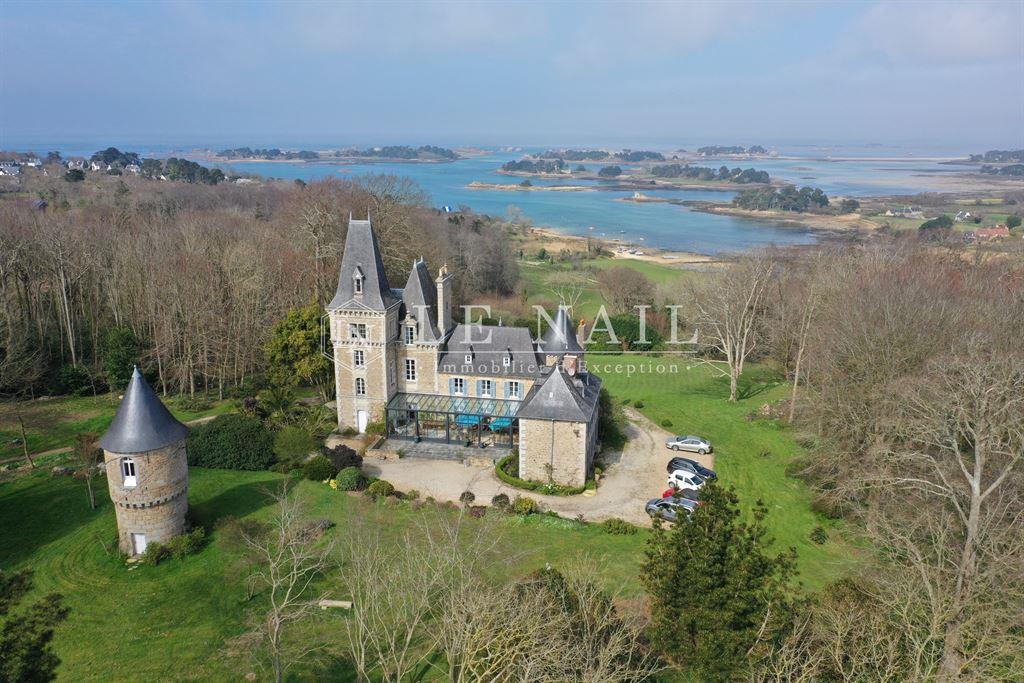 Exceptionel property with magnificent sea views in Brittany