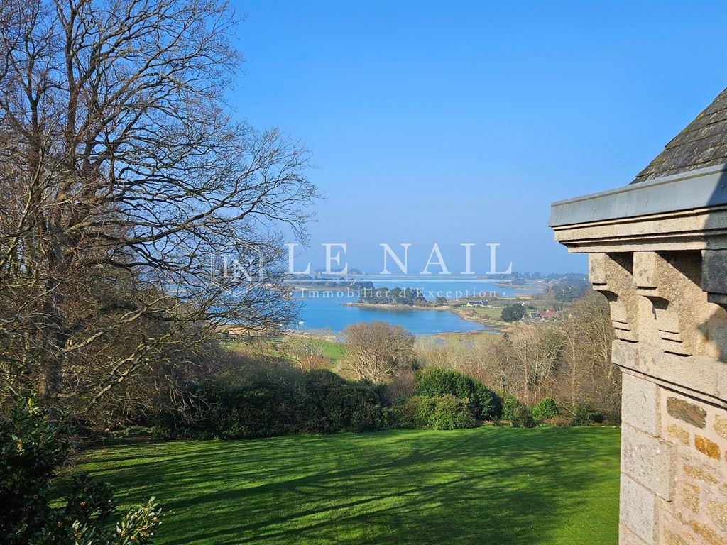 Exceptionel property with magnificent sea views in Brittany