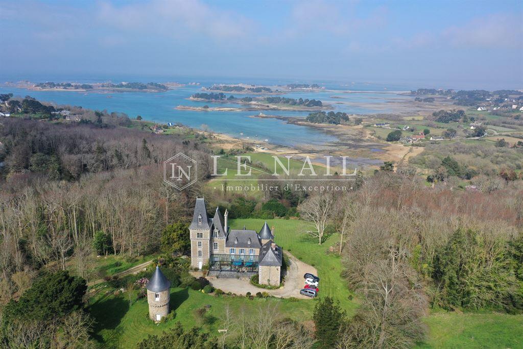 Exceptionel property with magnificent sea views in Brittany